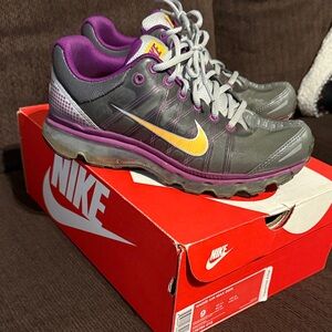 Nike women’s Air Max 2009
